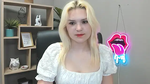 Snapshot of SweetLilyxo chatting on May 27, 6:32 am SweetLilyxo online show from May 27, 6:32 am