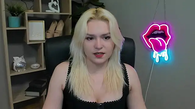 SweetLilyxo online show from March 29, 1:24 pm