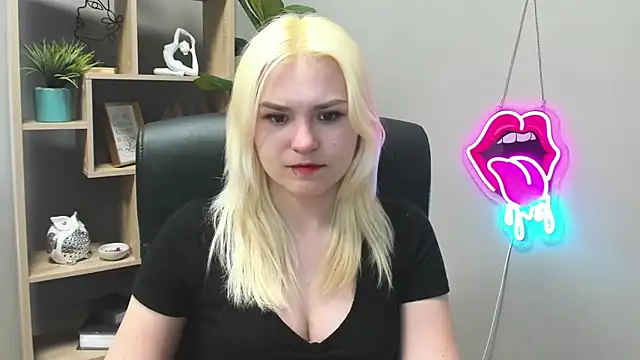 Snapshot of SweetLilyxo chatting on April 27, 1:20 pm SweetLilyxo online show from April 27, 1:20 pm