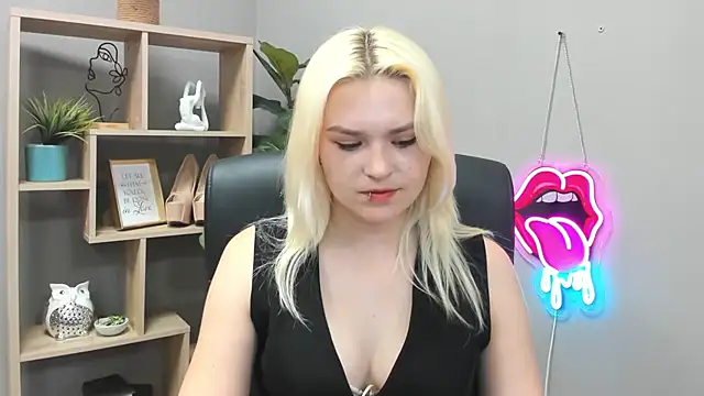 Snapshot of SweetLilyxo chatting on May 26, 6:44 am SweetLilyxo online show from May 26, 6:44 am