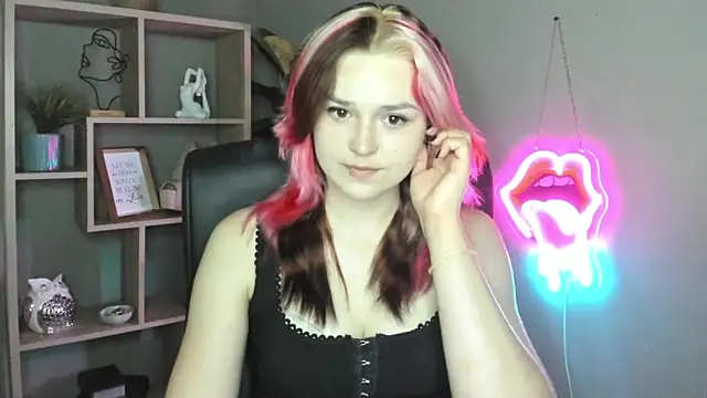 Snapshot of SweetLilyxo chatting on June 7, 1:38 pm SweetLilyxo online show from June 7, 1:38 pm