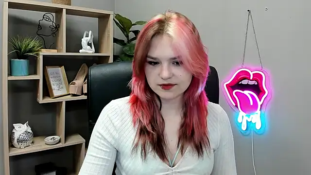 Snapshot of SweetLilyxo chatting on June 16, 6:35 am SweetLilyxo online show from June 16, 6:35 am