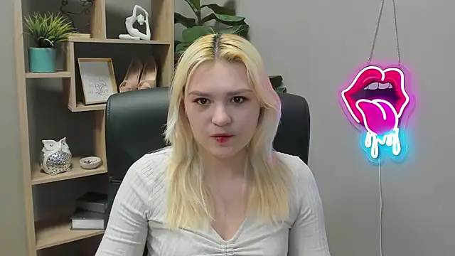 SweetLilyxo online show from April 8, 1:23 pm