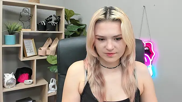 Snapshot of SweetLilyxo chatting on July 20, 6:43 am SweetLilyxo online show from July 20, 6:43 am