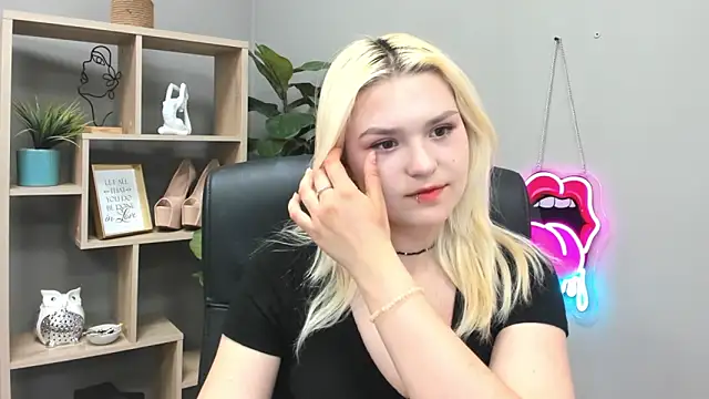 Snapshot of SweetLilyxo chatting on June 2, 1:33 pm SweetLilyxo online show from June 2, 1:33 pm