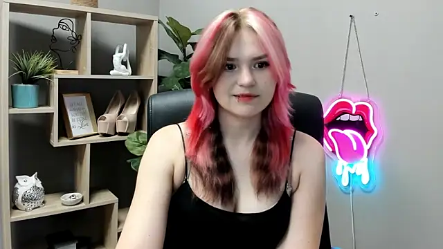 Snapshot of SweetLilyxo chatting on June 11, 7:05 am SweetLilyxo online show from June 11, 7:05 am