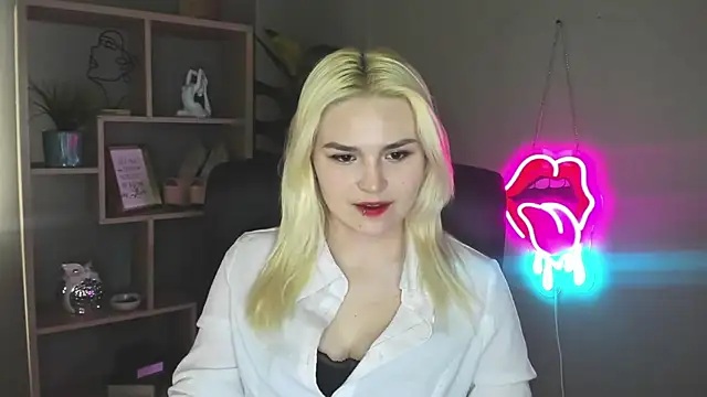 Snapshot of SweetLilyxo chatting on May 5, 1:36 pm SweetLilyxo online show from May 5, 1:36 pm