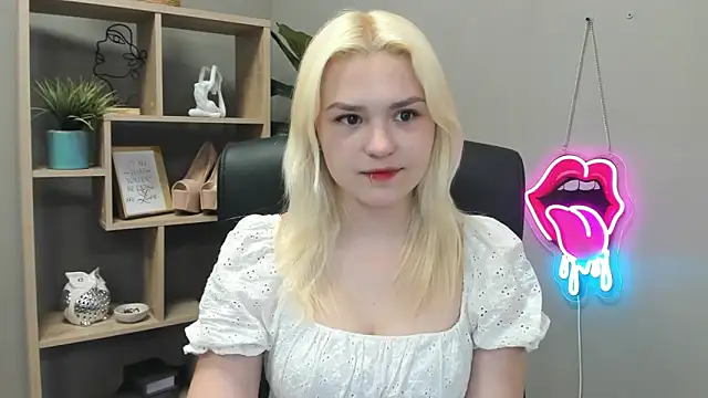Snapshot of SweetLilyxo chatting on May 13, 6:31 am SweetLilyxo online show from May 13, 6:31 am