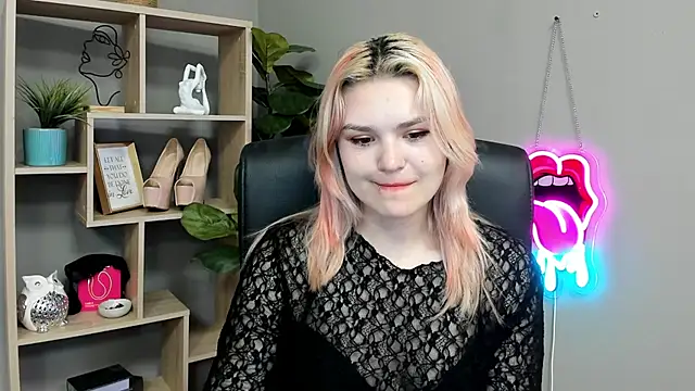 Snapshot of SweetLilyxo chatting on July 12, 6:47 am SweetLilyxo online show from July 12, 6:47 am