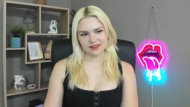 Snapshot of SweetLilyxo chatting on May 24, 1:33 pm SweetLilyxo online show from May 24, 1:33 pm