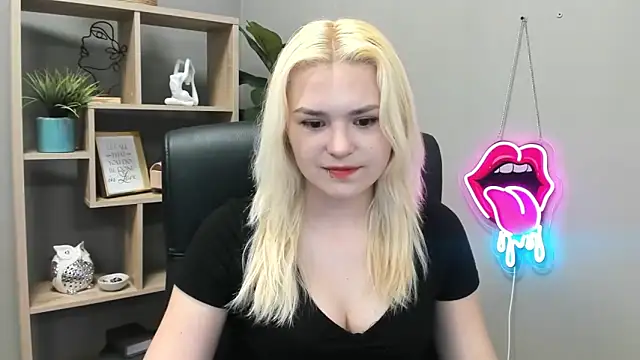 Snapshot of SweetLilyxo chatting on May 15, 6:33 am SweetLilyxo online show from May 15, 6:33 am