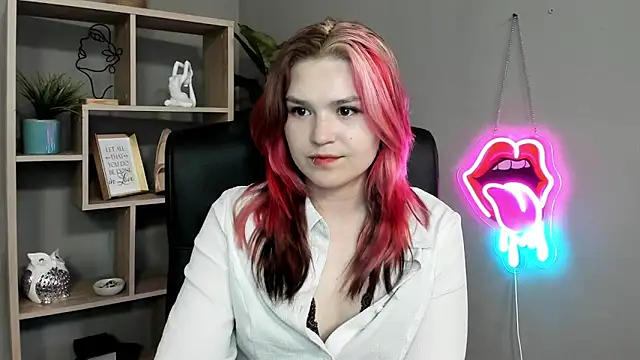 Snapshot of SweetLilyxo chatting on June 14, 1:56 pm SweetLilyxo online show from June 14, 1:56 pm