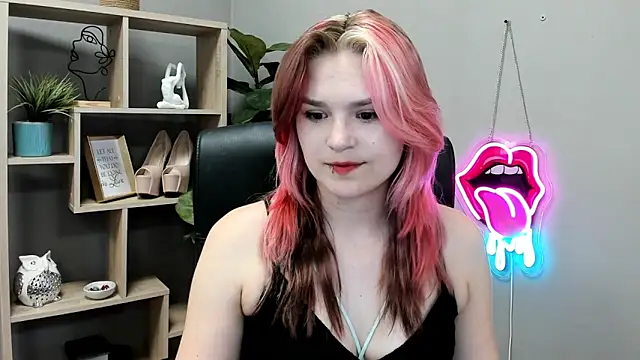Snapshot of SweetLilyxo chatting on June 18, 1:27 pm SweetLilyxo online show from June 18, 1:27 pm