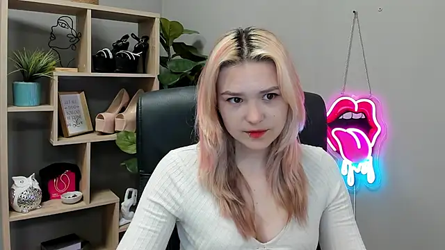Snapshot of SweetLilyxo chatting on July 14, 6:40 am SweetLilyxo online show from July 14, 6:40 am
