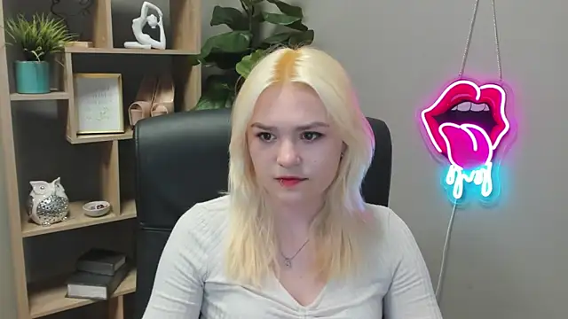 SweetLilyxo online show from March 19, 7:30 am