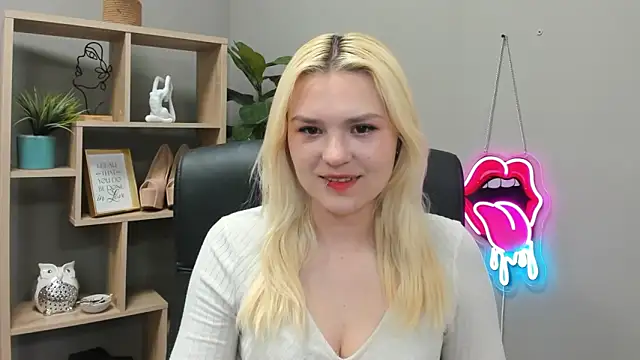 Snapshot of SweetLilyxo chatting on June 3, 6:36 am SweetLilyxo online show from June 3, 6:36 am