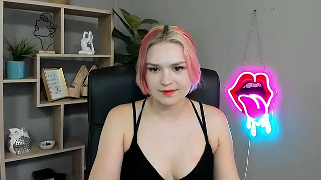 Snapshot of SweetLilyxo chatting on June 24, 1:32 pm SweetLilyxo online show from June 24, 1:32 pm