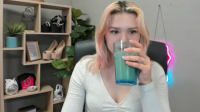 Snapshot of SweetLilyxo chatting on July 14, 10:21 am SweetLilyxo online show from July 14, 10:21 am