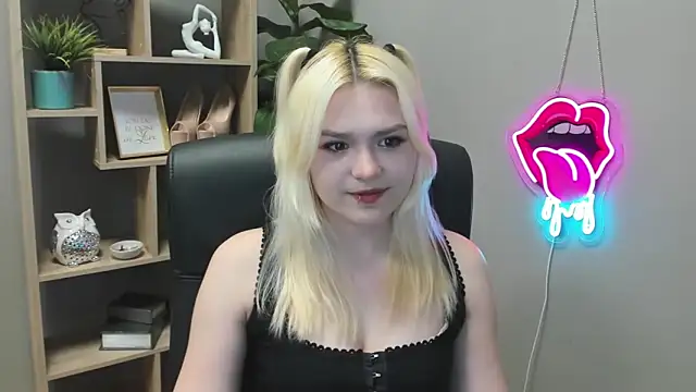 SweetLilyxo online show from April 9, 1:28 pm