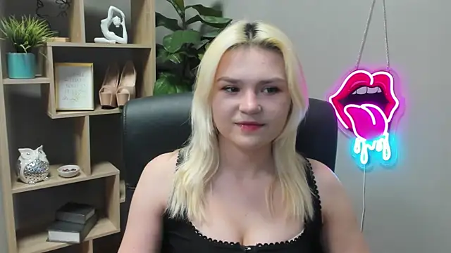 SweetLilyxo online show from March 11, 2:44 pm