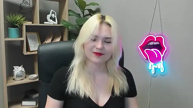 Snapshot of SweetLilyxo chatting on April 20, 6:27 am SweetLilyxo online show from April 20, 6:27 am