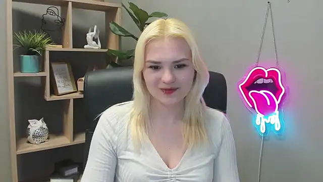 Snapshot of SweetLilyxo chatting on April 29, 6:28 am SweetLilyxo online show from April 29, 6:28 am