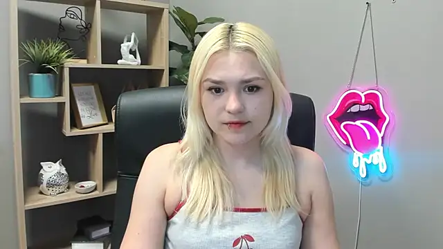 Snapshot of SweetLilyxo chatting on May 11, 6:48 am SweetLilyxo online show from May 11, 6:48 am