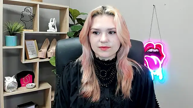 Snapshot of SweetLilyxo chatting on July 6, 7:04 am SweetLilyxo online show from July 6, 7:04 am