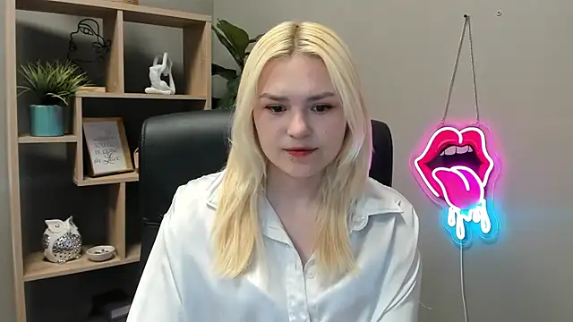 Snapshot of SweetLilyxo chatting on May 19, 1:29 pm SweetLilyxo online show from May 19, 1:29 pm