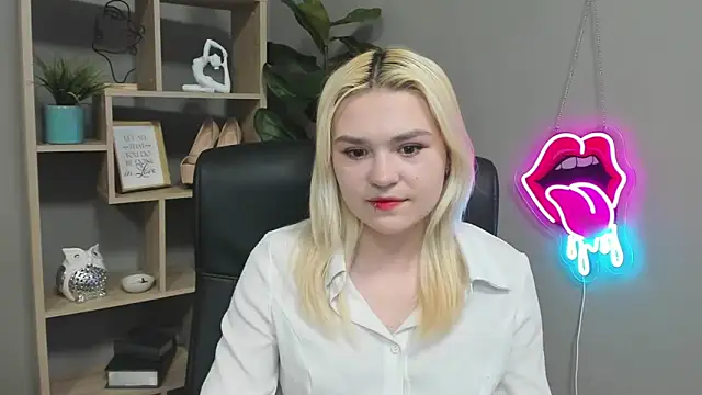 SweetLilyxo online show from April 13, 6:28 am