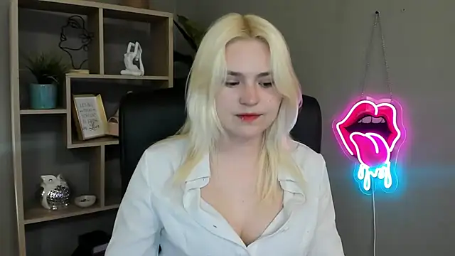 Snapshot of SweetLilyxo chatting on May 12, 1:28 pm SweetLilyxo online show from May 12, 1:28 pm