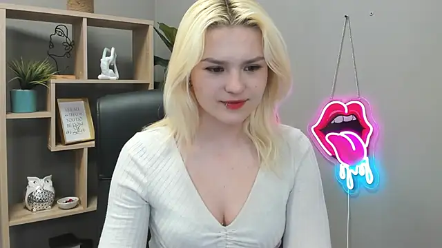 Snapshot of SweetLilyxo chatting on May 29, 6:41 am SweetLilyxo online show from May 29, 6:41 am