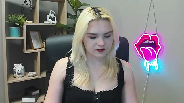 Snapshot of SweetLilyxo chatting on April 22, 6:31 am SweetLilyxo online show from April 22, 6:31 am
