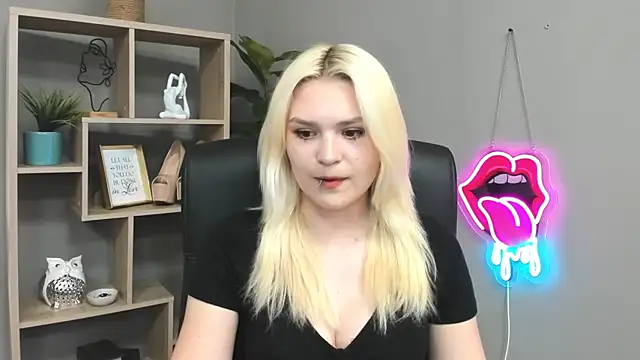Snapshot of SweetLilyxo chatting on May 25, 1:21 pm SweetLilyxo online show from May 25, 1:21 pm