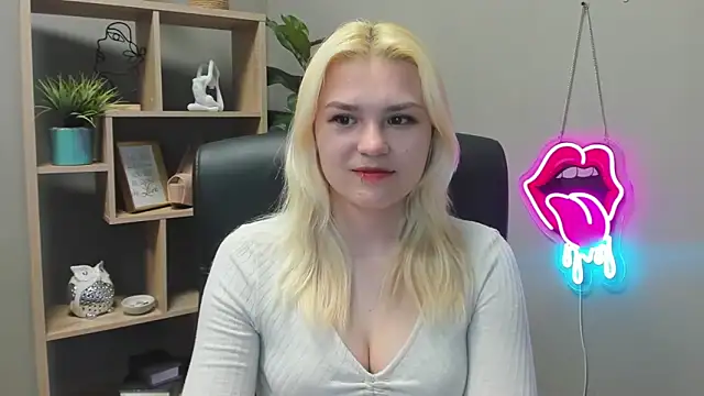 Snapshot of SweetLilyxo chatting on May 6, 6:28 am SweetLilyxo online show from May 6, 6:28 am