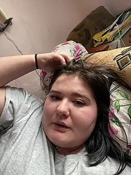 Snapshot of AngelKiras chatting on February 6, 8:21 am AngelKiras online show from February 6, 8:21 am