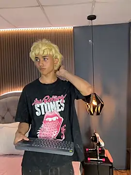 Noa 03 online show from March 4, 1:30 pm