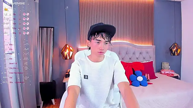 Snapshot of Noa_03 chatting on April 22, 1:29 pm Noa 03 online show from April 22, 1:29 pm