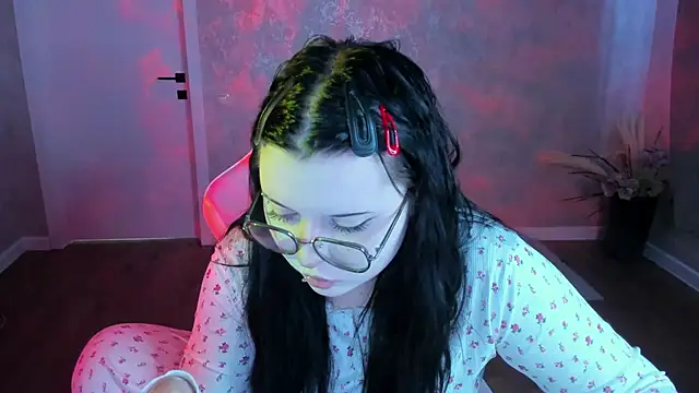 Kira G0ld online show from April 6, 1:12 am