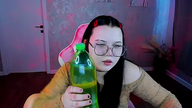 Kira G0ld online show from April 3, 9:05 am