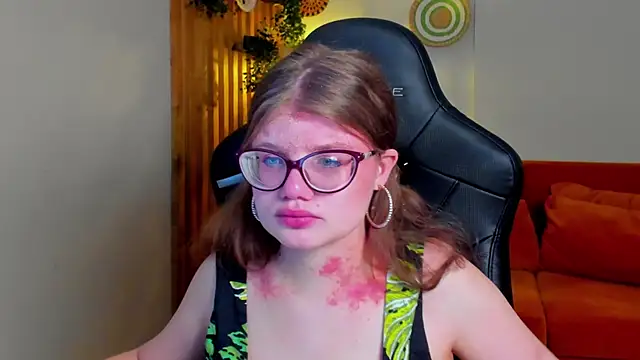 ChloeHalses online show from April 14, 5:12 am