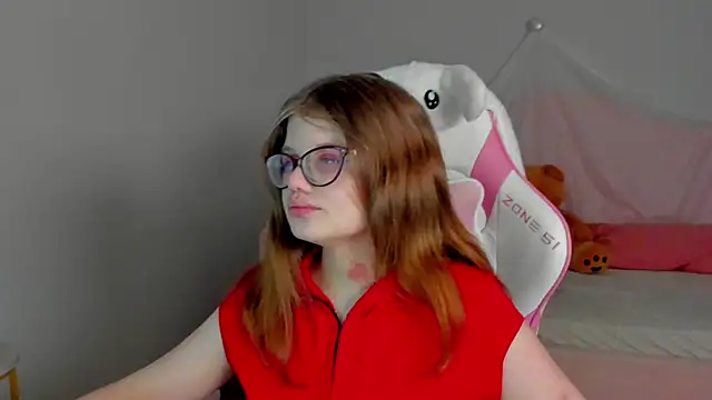 ChloeHalses online show from April 10, 6:15 pm