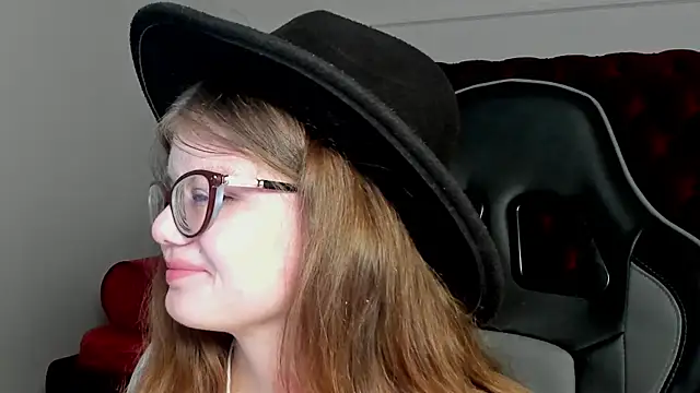 ChloeHalses online show from April 19, 5:03 pm