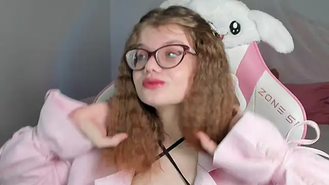 Snapshot of ChloeHalses chatting on February 4, 5:24 am ChloeHalses online show from February 4, 5:24 am