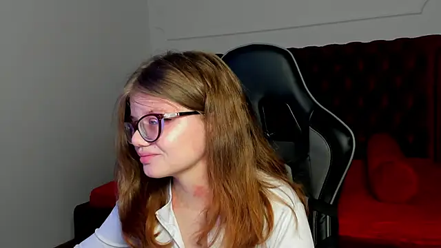 ChloeHalses online show from April 12, 5:05 pm