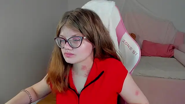 ChloeHalses online show from April 5, 5:08 pm