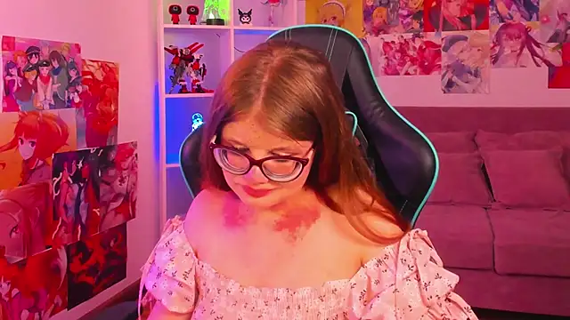 ChloeHalses online show from April 3, 5:19 pm