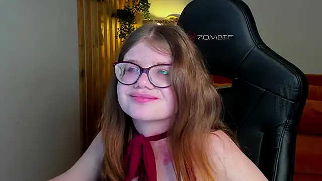 ChloeHalses online show from April 25, 5:10 pm
