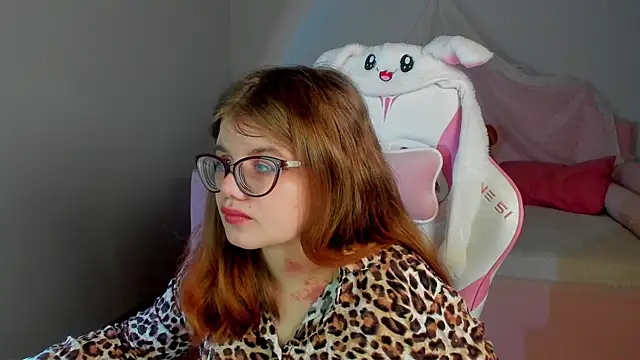 ChloeHalses online show from March 4, 5:04 am