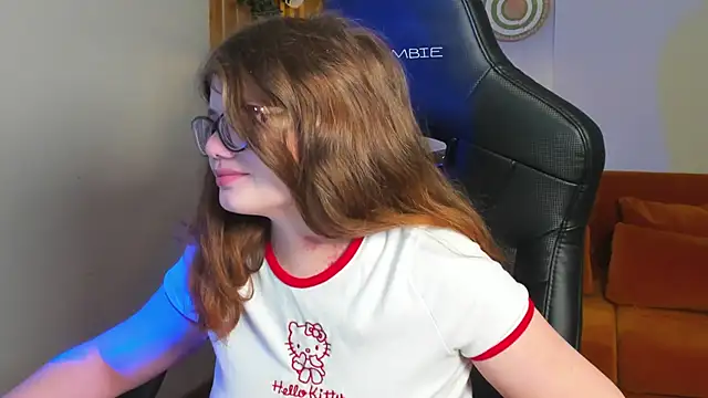 ChloeHalses online show from March 24, 5:07 am